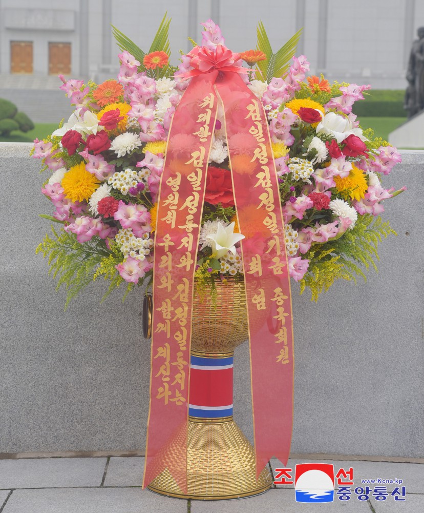 Floral Baskets to Statues of Great Leaders from Abroad