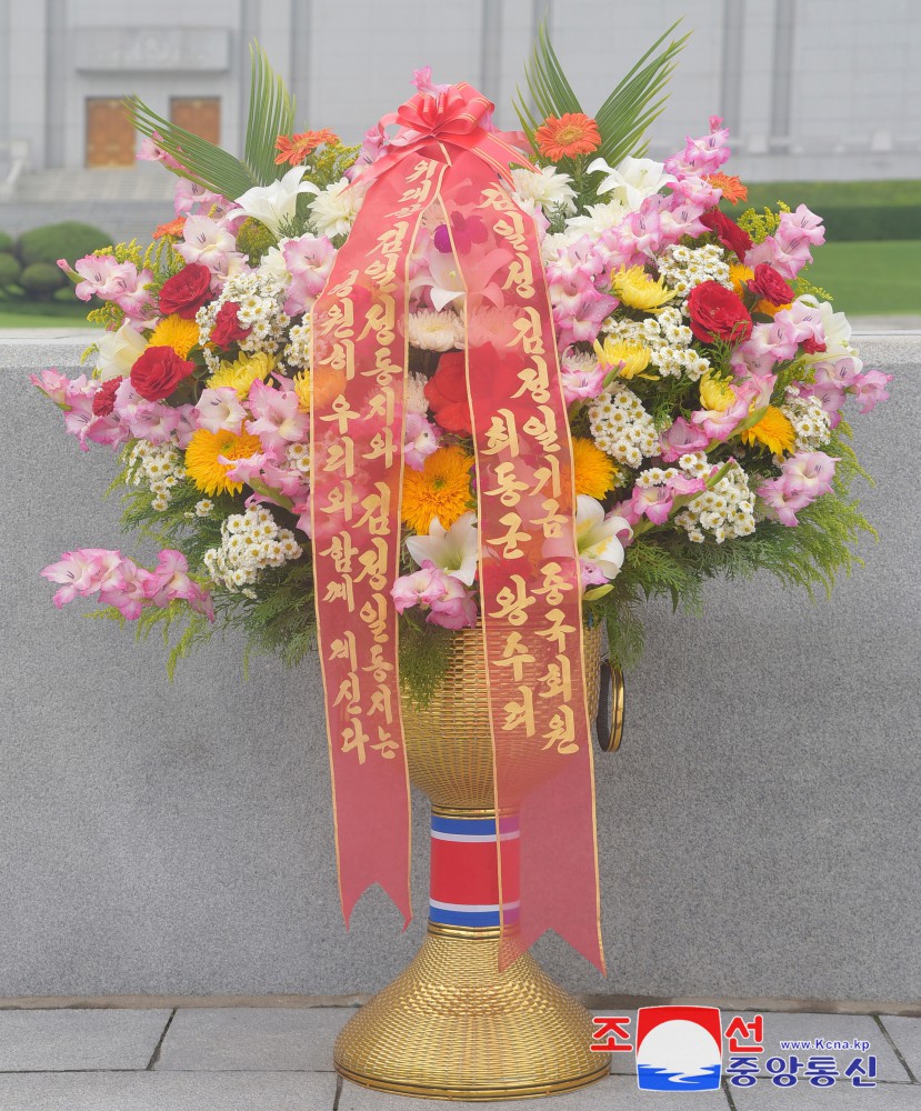 Floral Baskets to Statues of Great Leaders from Abroad