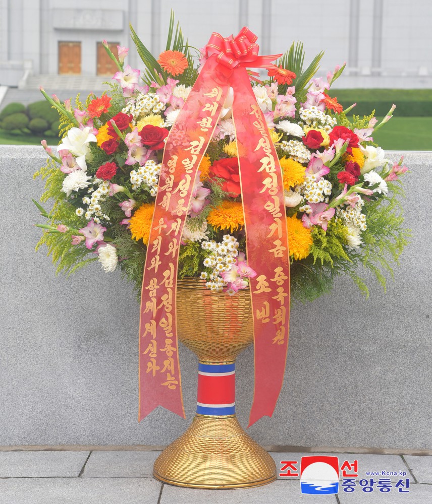 Floral Baskets to Statues of Great Leaders from Abroad