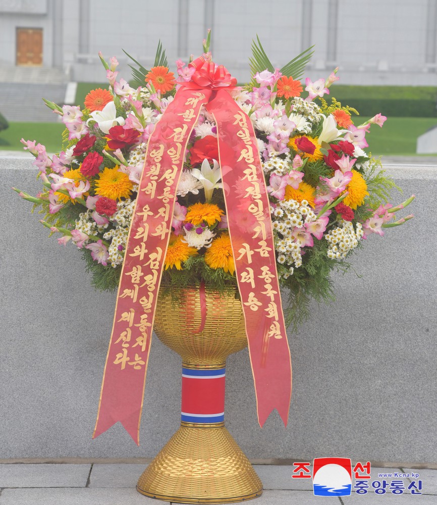 Floral Baskets to Statues of Great Leaders from Abroad