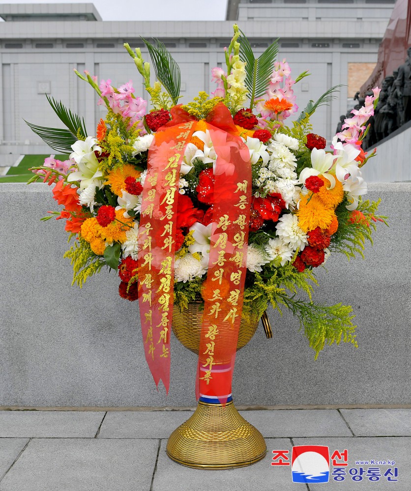 Floral Baskets to Statues of Great Leaders from Abroad