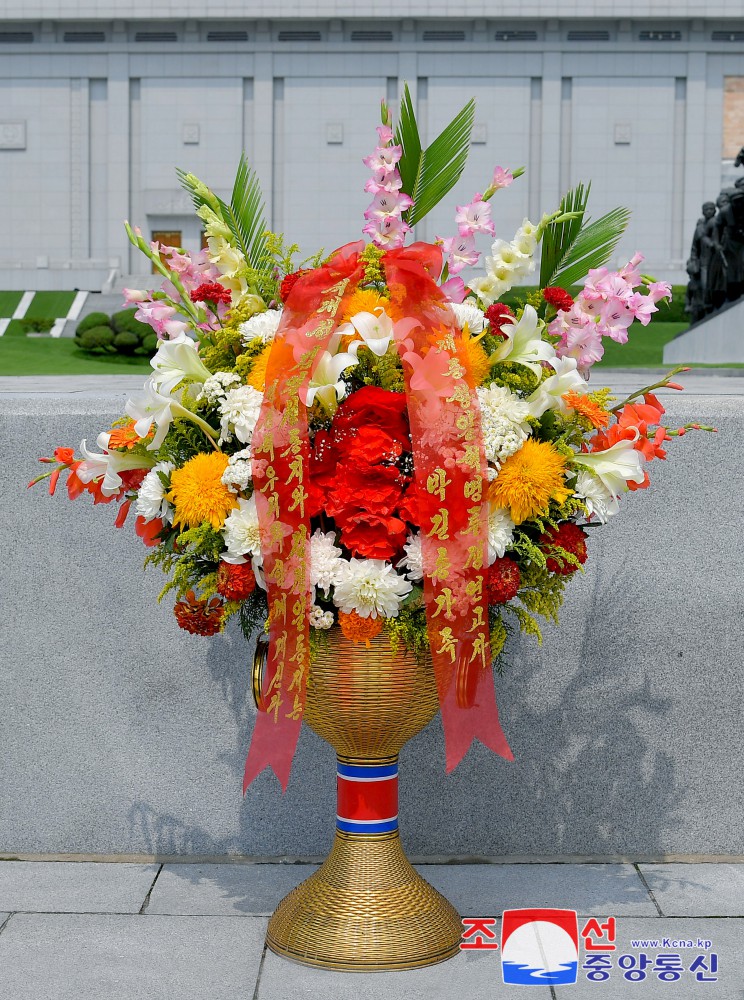 Floral Baskets to Statues of Great Leaders from Abroad