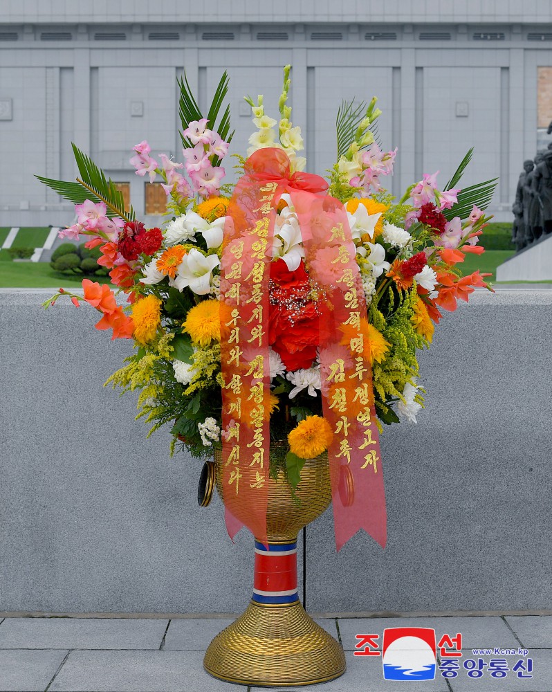 Floral Baskets to Statues of Great Leaders from Abroad