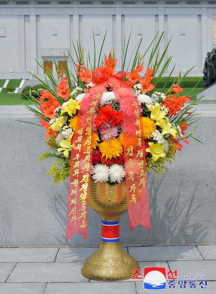 Floral Baskets to Statues of Great Leaders from Abroad