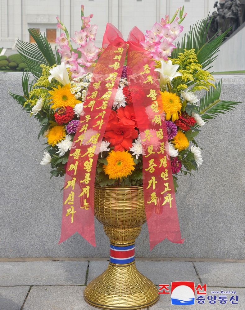 Floral Baskets to Statues of Great Leaders from Abroad