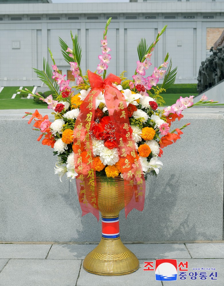 Floral Baskets to Statues of Great Leaders from Abroad