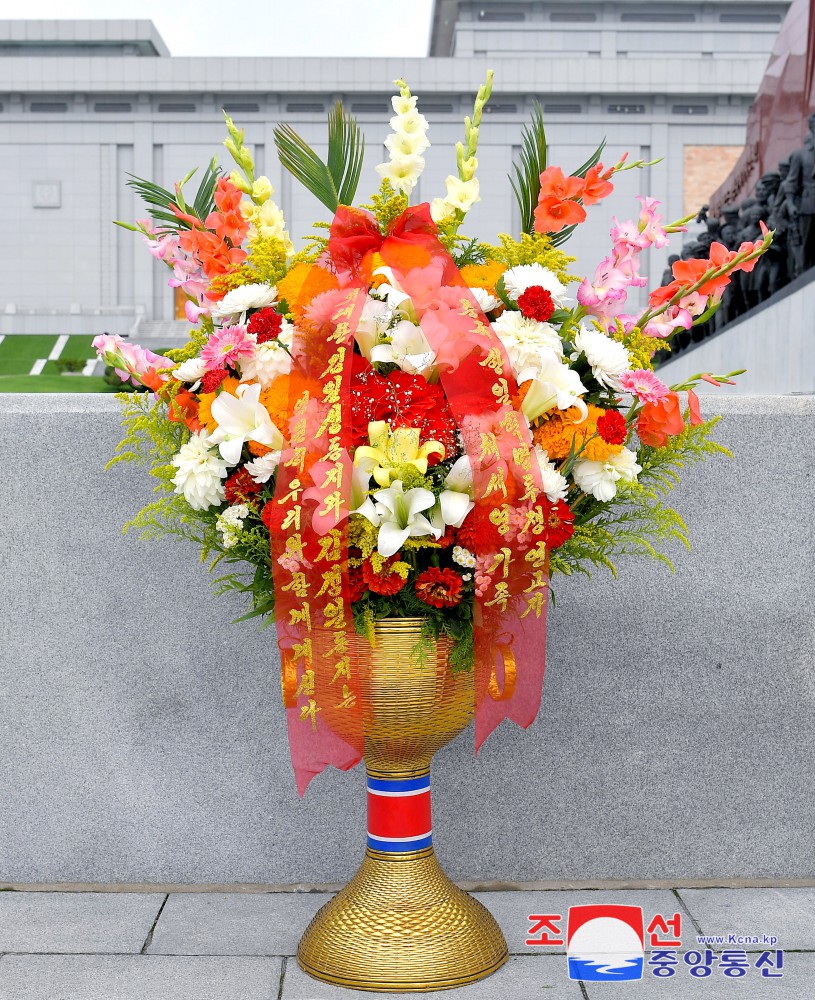 Floral Baskets to Statues of Great Leaders from Abroad