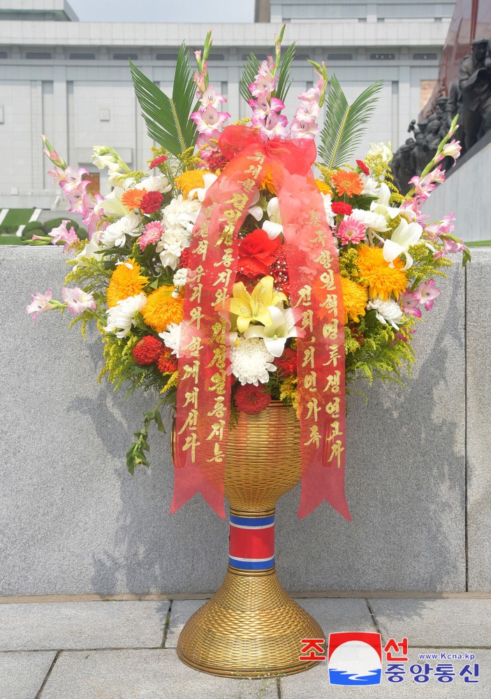 Floral Baskets to Statues of Great Leaders from Abroad