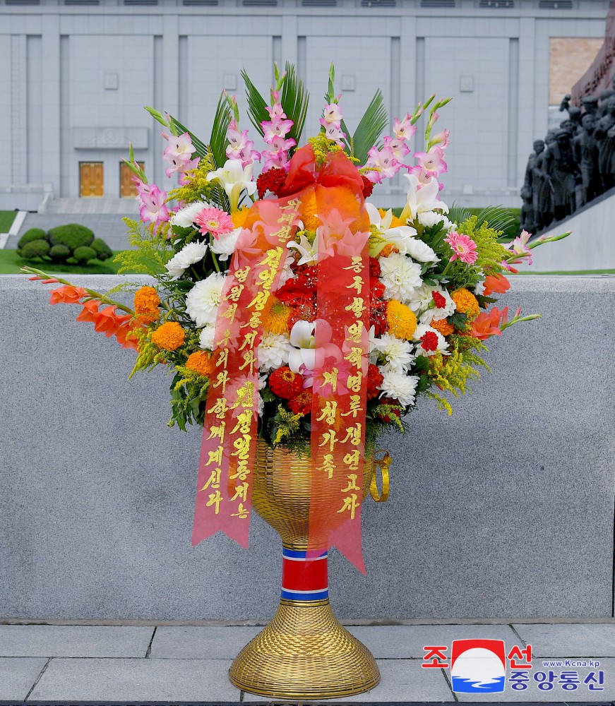 Floral Baskets to Statues of Great Leaders from Abroad