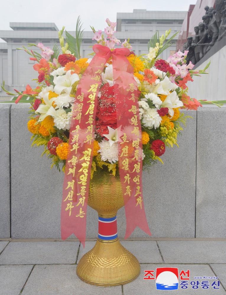 Floral Baskets to Statues of Great Leaders from Abroad