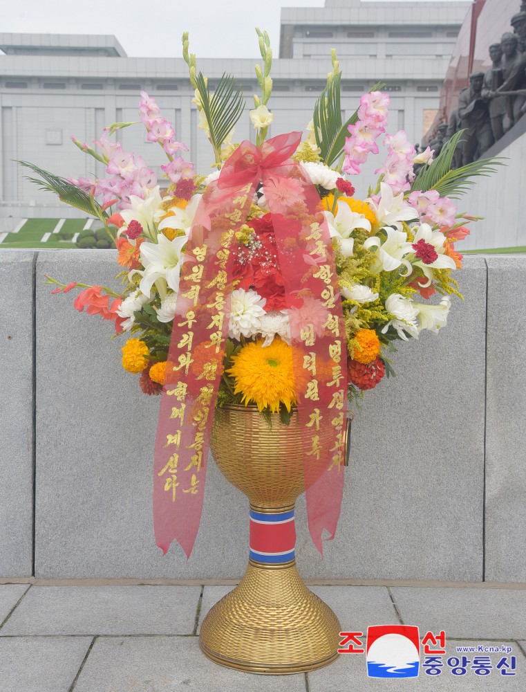 Floral Baskets to Statues of Great Leaders from Abroad