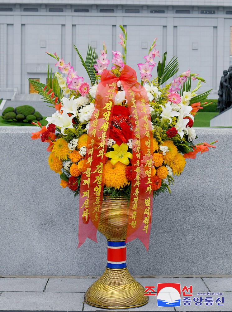 Floral Baskets to Statues of Great Leaders from Abroad