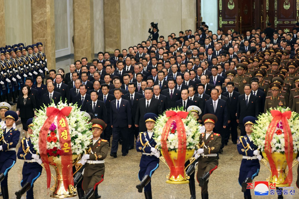 Estimado compañero Kim Jong Un visita el Palacio del Sol Kumsusan por el 8 de julio