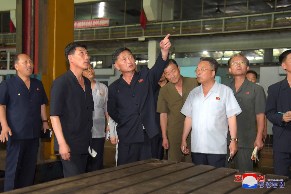 Kim Tok Hun supervisa distintos sectores de la economía