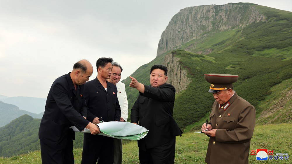 Estimado compañero Kim Jong Un dirige sobre el terreno la construcción de la ciudad de Samjiyon