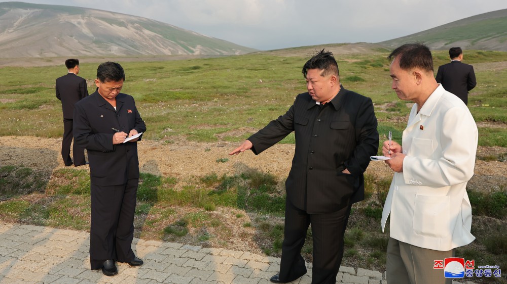 Estimado compañero Kim Jong Un dirige sobre el terreno la construcción de la ciudad de Samjiyon