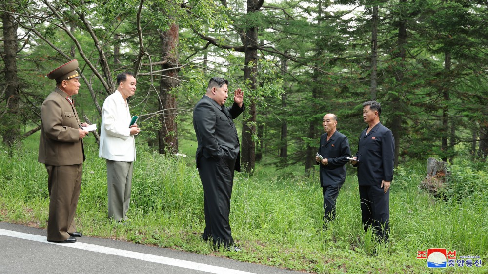 敬爱的金正恩同志亲临现场指导三池渊市建设工作