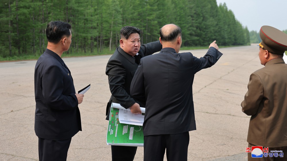 Estimado compañero Kim Jong Un dirige sobre el terreno la construcción de la ciudad de Samjiyon