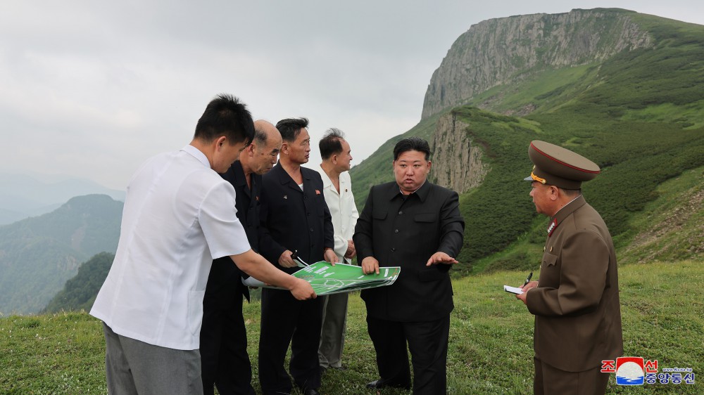 Estimado compañero Kim Jong Un dirige sobre el terreno la construcción de la ciudad de Samjiyon