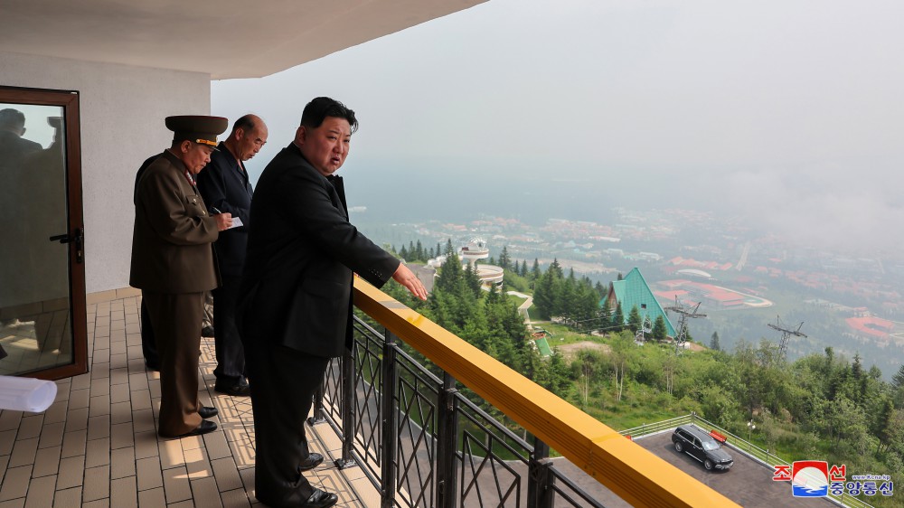 Estimado compañero Kim Jong Un dirige sobre el terreno la construcción de la ciudad de Samjiyon