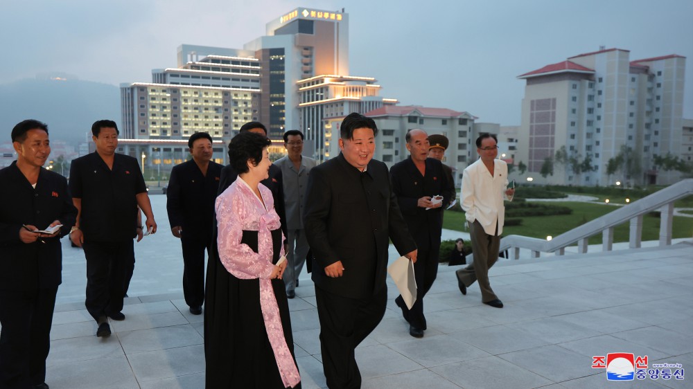 Estimado compañero Kim Jong Un dirige sobre el terreno la construcción de la ciudad de Samjiyon