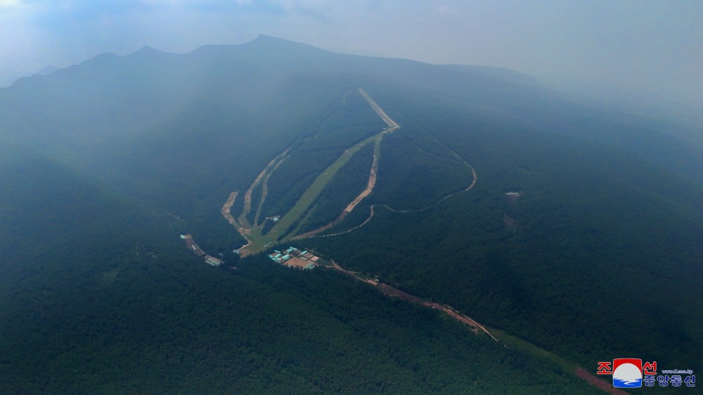 Estimado compañero Kim Jong Un dirige sobre el terreno la construcción de la ciudad de Samjiyon