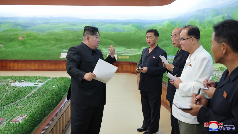 Estimado compañero Kim Jong Un dirige sobre el terreno la construcción de la ciudad de Samjiyon