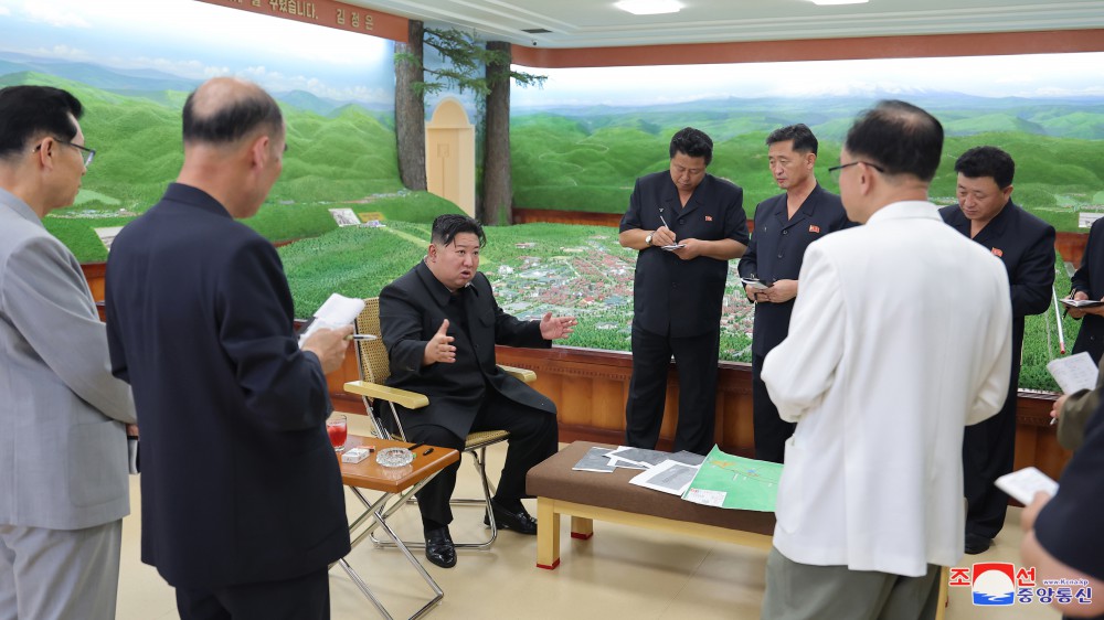 Estimado compañero Kim Jong Un dirige sobre el terreno la construcción de la ciudad de Samjiyon