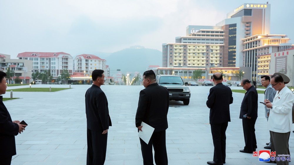 敬爱的金正恩同志亲临现场指导三池渊市建设工作