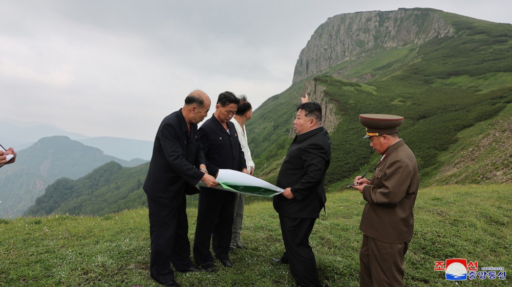 Estimado compañero Kim Jong Un dirige sobre el terreno la construcción de la ciudad de Samjiyon