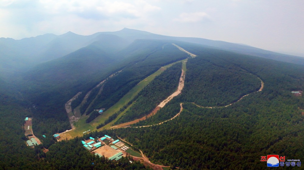 Estimado compañero Kim Jong Un dirige sobre el terreno la construcción de la ciudad de Samjiyon