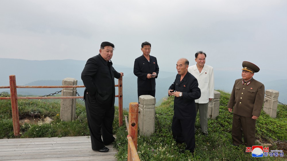 Estimado compañero Kim Jong Un dirige sobre el terreno la construcción de la ciudad de Samjiyon