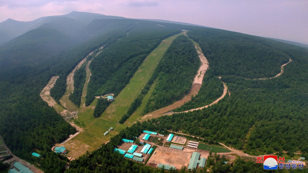 Estimado compañero Kim Jong Un dirige sobre el terreno la construcción de la ciudad de Samjiyon