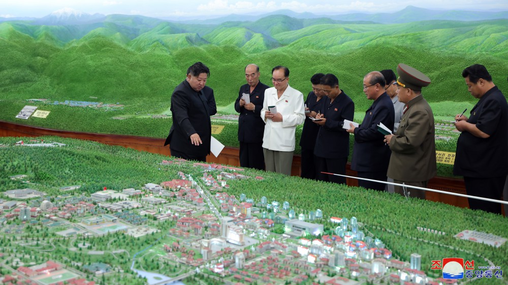 Estimado compañero Kim Jong Un dirige sobre el terreno la construcción de la ciudad de Samjiyon