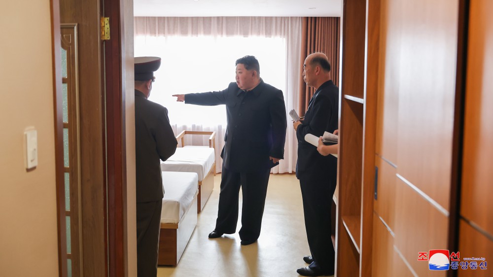 Estimado compañero Kim Jong Un dirige sobre el terreno la construcción de la ciudad de Samjiyon