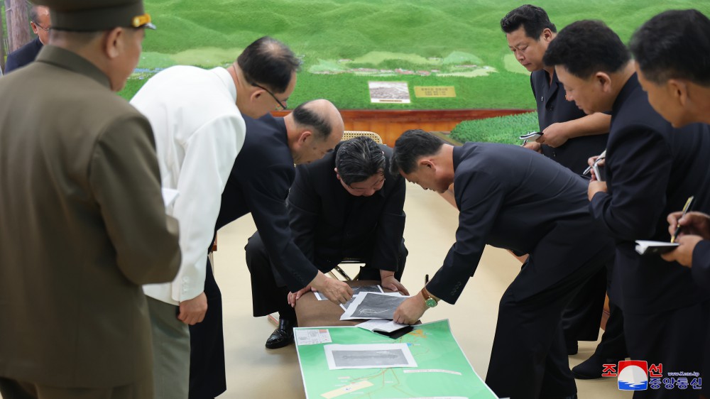 敬爱的金正恩同志亲临现场指导三池渊市建设工作