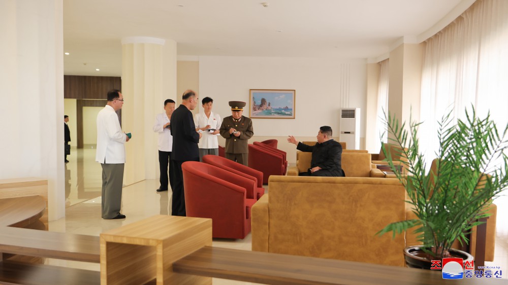 Estimado compañero Kim Jong Un dirige sobre el terreno la construcción de la ciudad de Samjiyon