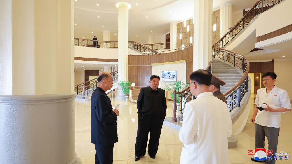 Estimado compañero Kim Jong Un dirige sobre el terreno la construcción de la ciudad de Samjiyon