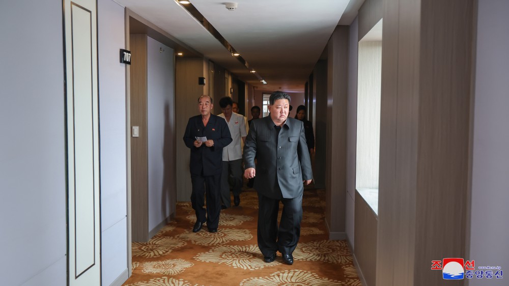 Estimado compañero Kim Jong Un dirige sobre el terreno la construcción de la ciudad de Samjiyon