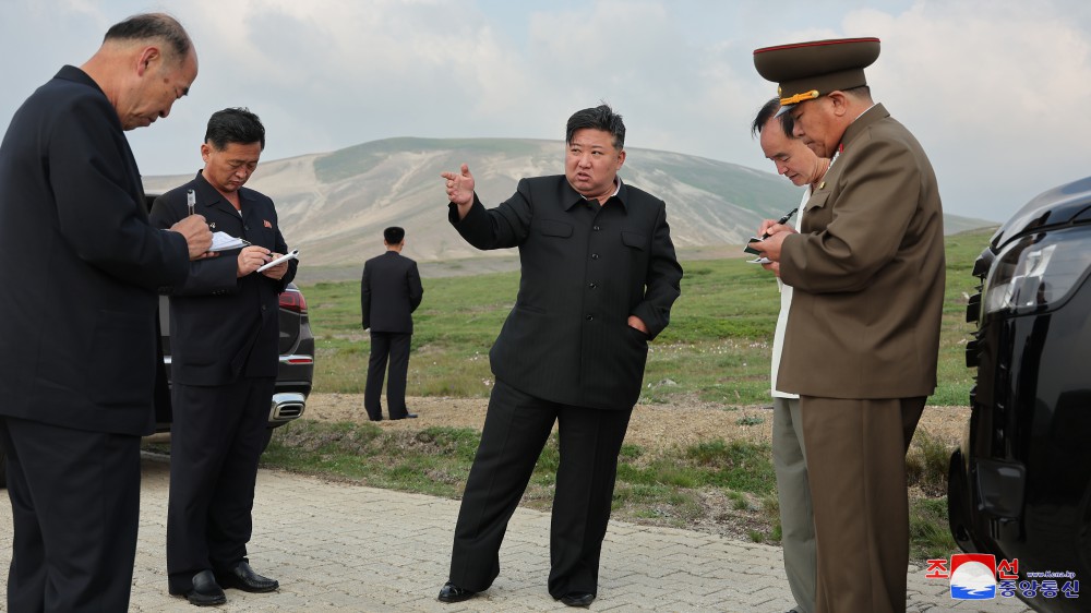 Estimado compañero Kim Jong Un dirige sobre el terreno la construcción de la ciudad de Samjiyon