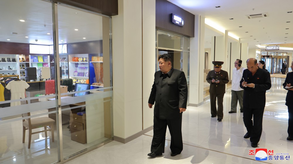 Estimado compañero Kim Jong Un dirige sobre el terreno la construcción de la ciudad de Samjiyon