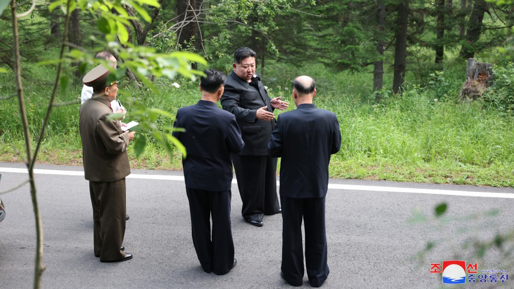 경애하는 김정은동지께서 삼지연시건설사업을 현지에서 지도하시였다