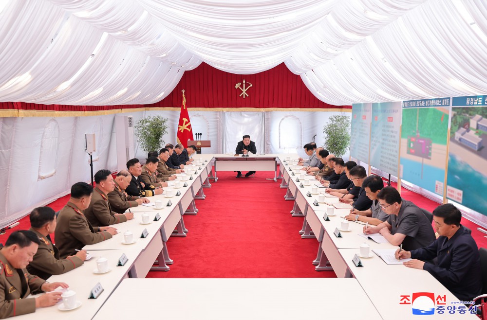 Estimado compañero Kim Jong Un dirige la preparación de construcción de la Empresa de Maricultura de la ciudad de Sinpho