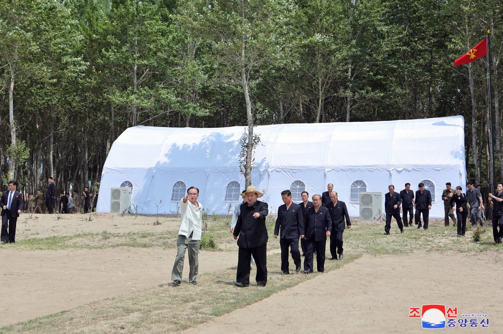 敬爱的金正恩同志亲临现场指导新浦市浅海养殖事业所建设筹备工作