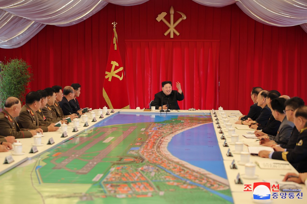 Estimado compañero Kim Jong Un dirige sobre el terreno la construcción de la Zona Turística Costera de Kalma en Wonsan