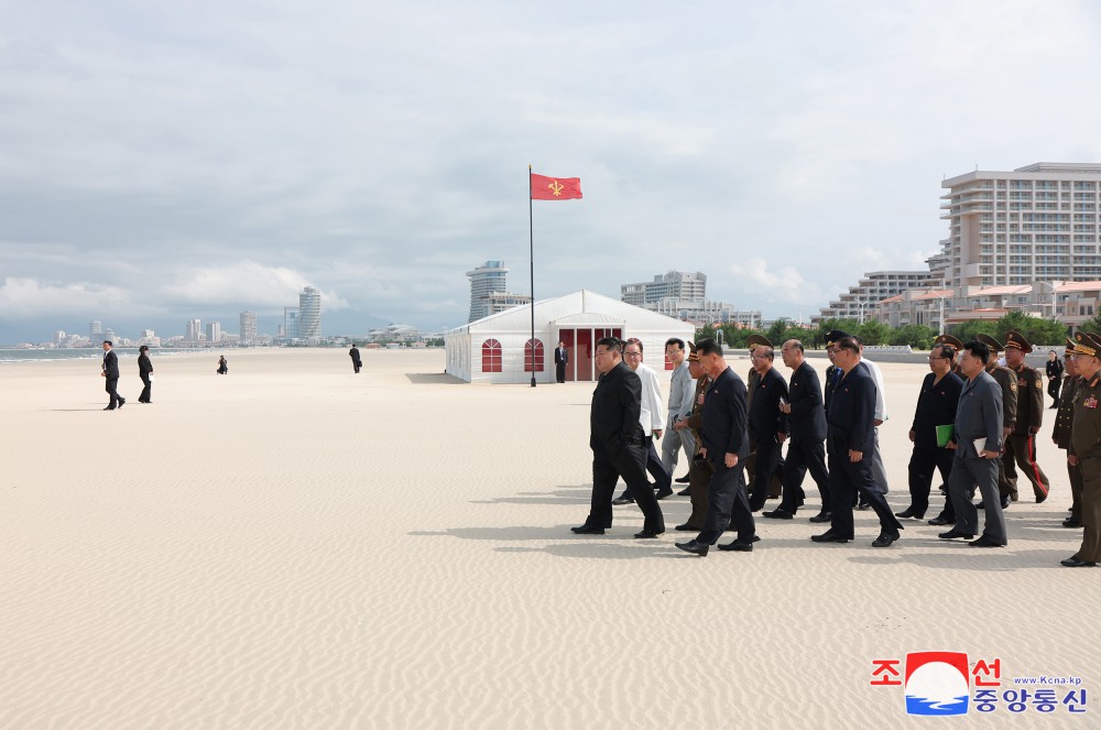 Estimado compañero Kim Jong Un dirige sobre el terreno la construcción de la Zona Turística Costera de Kalma en Wonsan