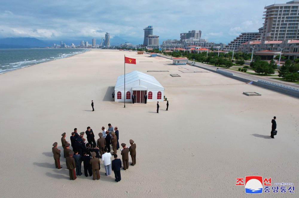 敬爱的金正恩同志亲临现场指导元山葛麻海岸旅游区建设工作