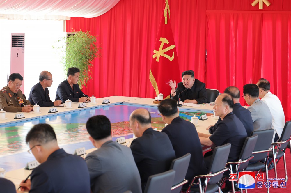 Estimado compañero Kim Jong Un dirige sobre el terreno la construcción de la Zona Turística Costera de Kalma en Wonsan