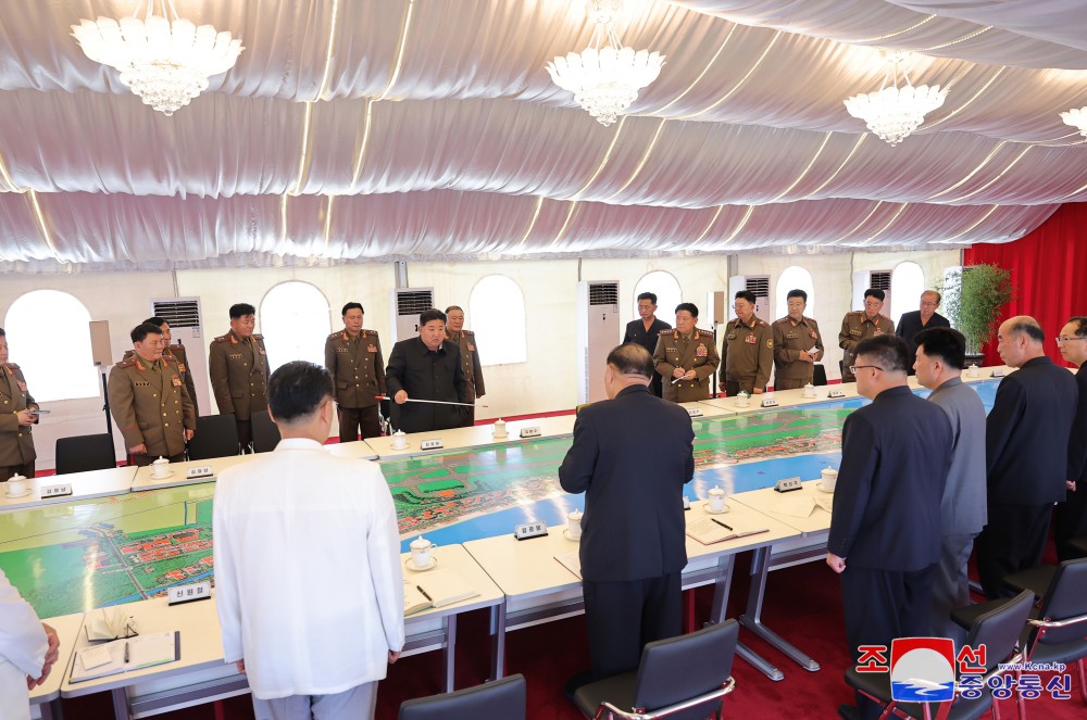 Estimado compañero Kim Jong Un dirige sobre el terreno la construcción de la Zona Turística Costera de Kalma en Wonsan