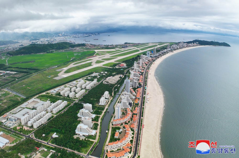 Estimado compañero Kim Jong Un dirige sobre el terreno la construcción de la Zona Turística Costera de Kalma en Wonsan